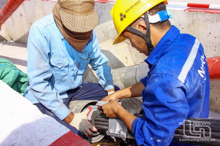 Lắp đặt giảm chấn đầu neo dây văng cầu Huống Thượng.