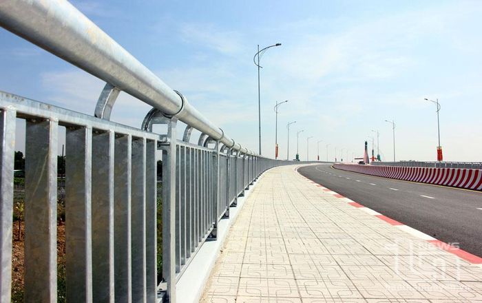 Lan can cầu được làm bằng vật liệu thép chống rỉ, đảm bảo an toàn và thẩm mỹ.