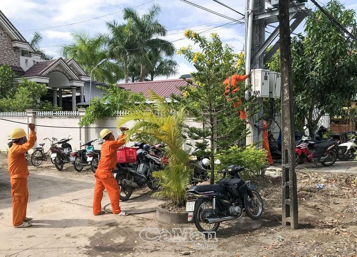 Điện lực Đầm Dơi sửa chữa lưới điện sau mưa dông.