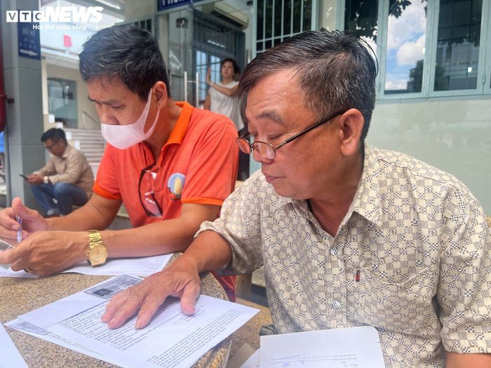 Ông Đông (ngụ huyện Bình Chánh) cho biết trong quá trình làm hồ sơ có nhiều mục không biết cách điền thông tin nhưng cũng không thể hỏi người hướng dẫn ở điểm tiếp nhận hồ sơ vì nơi đây quá đông người, nhân viên rất vất vả, nên đành nhờ những người cùng đi đổi bằng lái giống mình hỗ trợ.