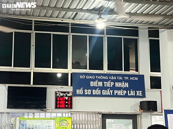 Theo Phó Giám đốc Sở GTVT TP.HCM, những ngày qua trên địa bàn TP.HCM có tình trạng một số người dân có bằng lái xe máy bằng vật liệu giấy thực hiện thủ tục đổi sang vật liệu PET gây quá tải cục bộ, đồng thời ảnh hưởng đến chất lượng phục vụ người dân tại các điểm tiếp nhận hồ sơ cấp đổi giấy phép lái xe của Sở GTVT.
