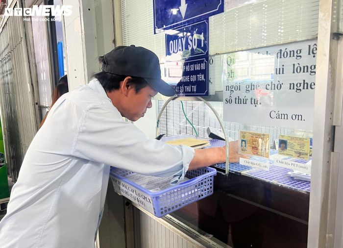 Liên quan đến việc người dân xếp hàng nhiều giờ đổi bằng lái dạng giấy sang thẻ nhựa (PET), khiến các cơ sở cấp đổi quá tải, trả lời VTC News, ông Bùi Hòa An - Phó Giám đốc Sở GTVT TP.HCM khẳng định không có chuyện người dân sẽ bị phạt nếu không đổi bằng lái mới.