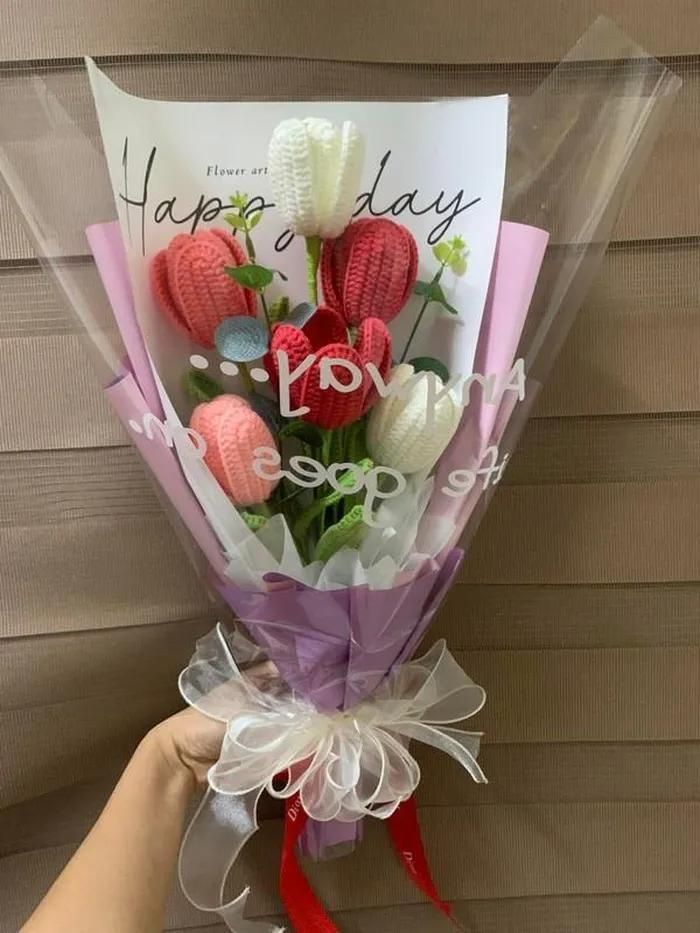 Hoa làm từ len gói sang trọng, dễ thương, đặc biệt “không đụng hàng” được nhiều khách hàng ưa chuộng