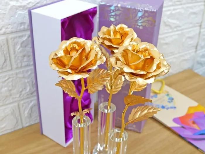 Hoa hồng mạ vàng giá từ 1 - 4 triệu đồng cũng thu hút đông đảo khách hàng thuộc phân khúc cao cấp
