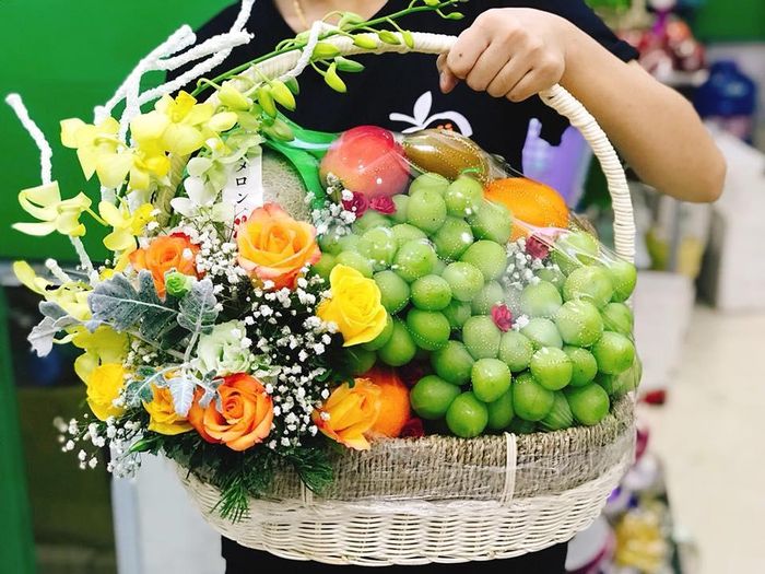 Dịp 20/10 năm nay, hoa “ăn được” được gồm các loại trái cây như nho, táo, lê, quýt, kiwi... giá từ 300.000 – 2 triệu đồng/sản phẩm cũng được nhiều khách hàng quan tâm