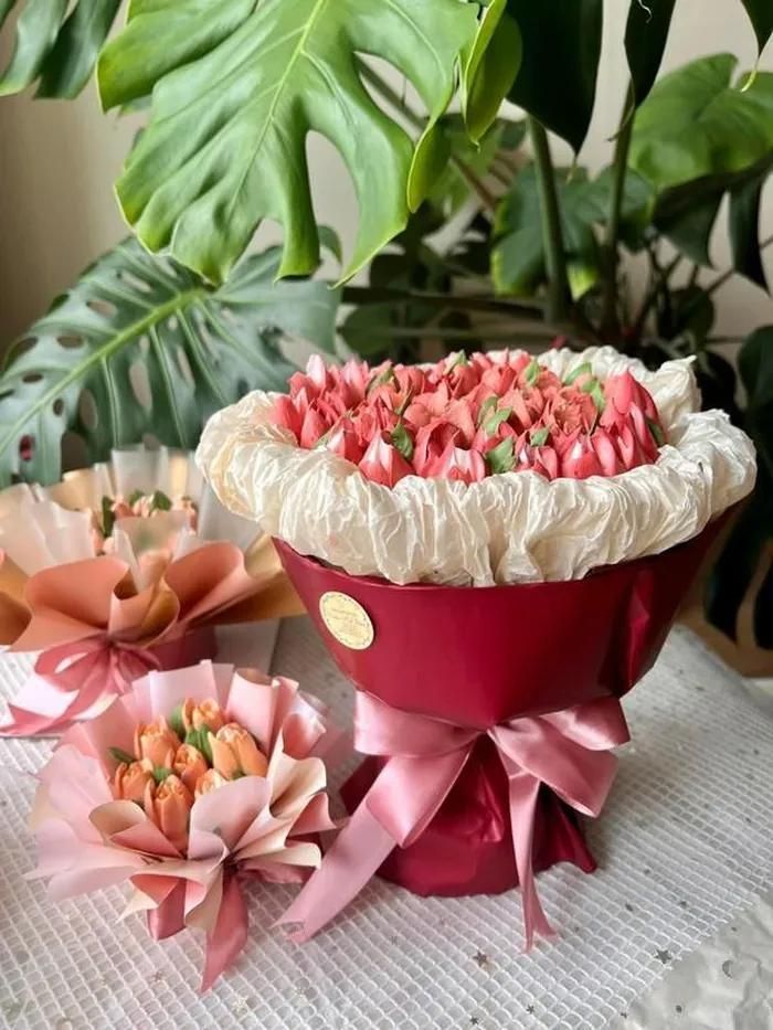 Ngoài ra, bánh hoa làm từ kem tươi cũng được rao bán rầm rộ trên chợ mạng