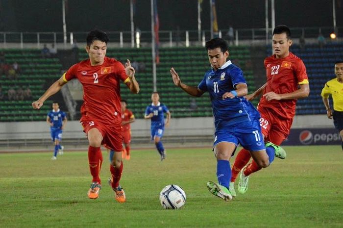 U19 Việt Nam thua 0-6 trước U19 Thái Lan ở chung kết giải U19 Đông Nam Á 2015. Tuy nhiên 1 năm sau, U19 Việt Nam đã thi đấu ấn tượng ở giải châu Á 