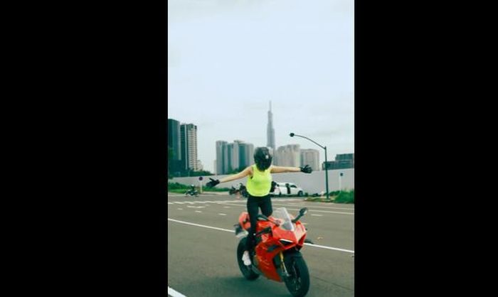 "Nữ hoàng nội y" ghi lại khoảnh khắc bản thân đang tập luyện motor (Ảnh cắt từ video)