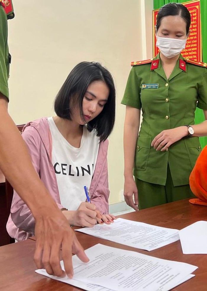 Ngọc Trinh kí biên bản tại trụ sở công an