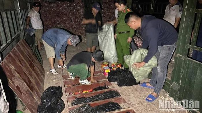 Đối tượng Lương Ngọc Tùng giấu pháo nổ trong téc nước dưới gầm xe nhằm tránh sự kiểm tra của lực lượng chức năng.