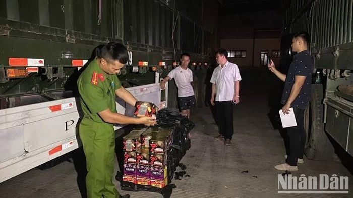 Công an thành phố Lạng Sơn, kiểm tra phát hiện đối tượng Trần Văn Điệp giấu pháo nổ, trong téc nước tự chế.