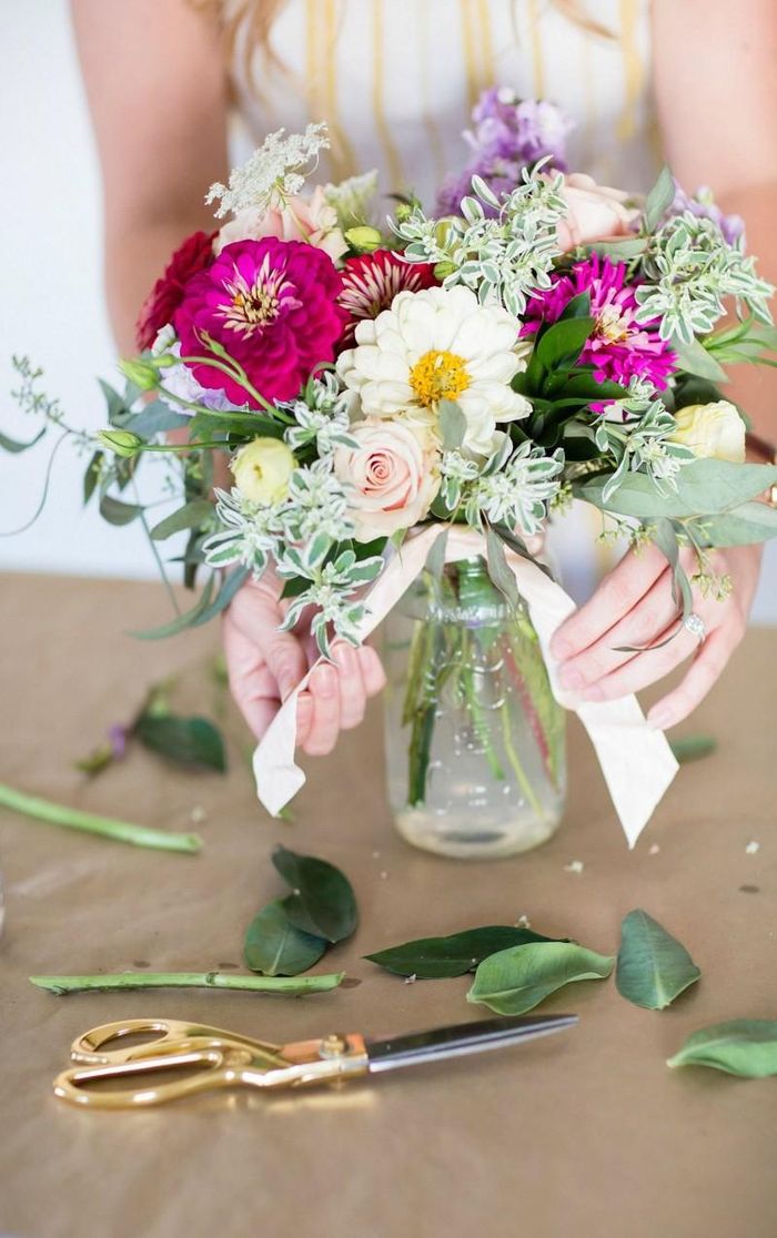 Cắm nhiều loại hoa, xen lẫn các cành, lá với dạng hình tròn là cách thú vị mang mùa xuân ngập tràn đến ngôi nhà của bạn.
