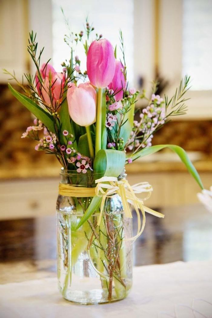 Buộc những bông tulip kèm với các loài hoa khác là cách thú vị mang đến chốn đi về vẻ đẹp sang trọng và ngọt ngào.