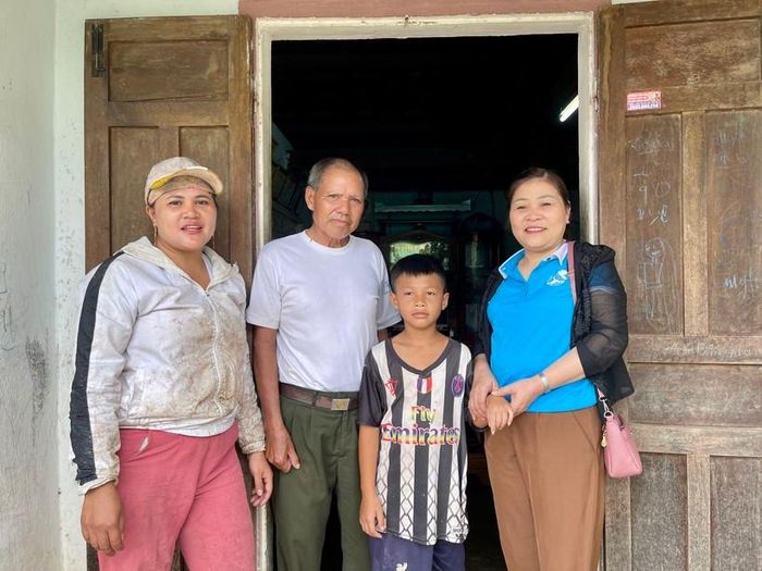 Bà Lê Thị Thảo - Chủ tịch Hội Liên hiệp Phụ nữ thị trấn Đăk Tô đến thăm hỏi, động viên gia đình người con nuôi Phan Anh Thiện.