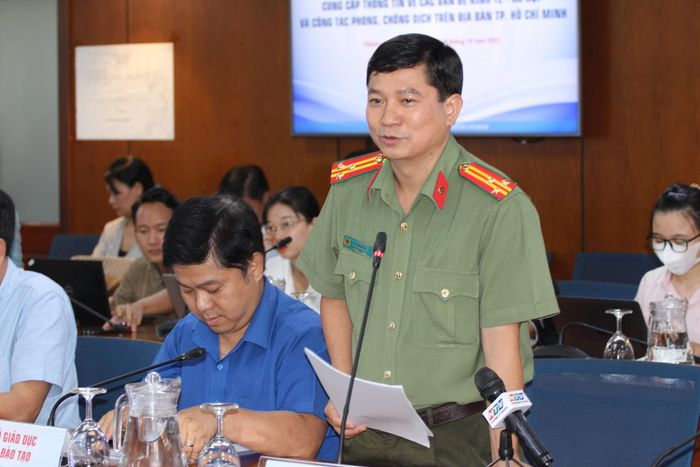 Thượng tá Lê Mạnh Hà - Phó Trưởng Phòng Tham mưu Công an TP.HCM thông tin tại họp báo - Ảnh: TN.