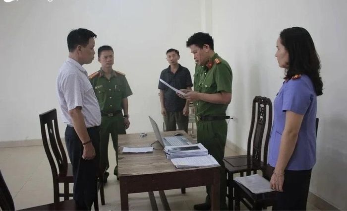  Cơ quan chức năng đọc lệnh khởi tố vụ án và ra lệnh bắt bị can để tạm giam đối với Lê Văn Bình- nguyên đội trưởng đội quản lý đô thị thị xã cửa lò về tội lừa đảo chiếm đoạt tài sản. Ảnh tư liệu: Hồng Ngọc 