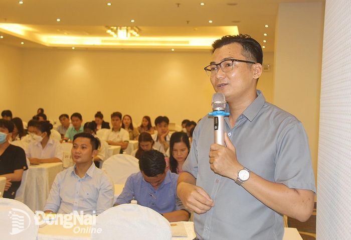 Đại diện các doanh nghiệp du lịch, sinh viên ngành du lịch đặt câu hỏi tại hội thảo. (Ảnh: Hải Quân)