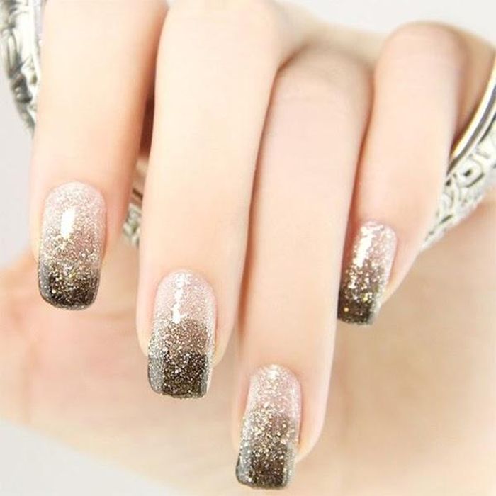 Mẫu nail kim tuyến đơn giản nhưng cũng rất nổi bật.