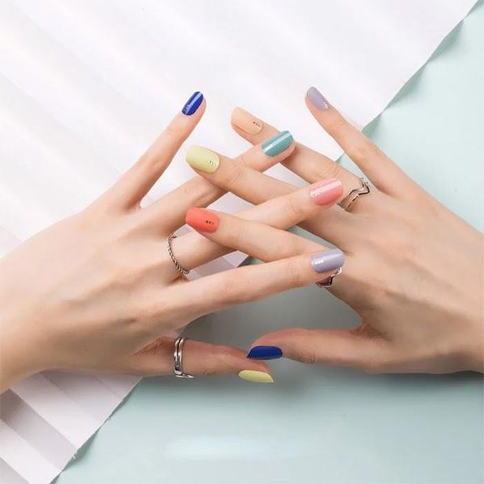 Màu sắc được kết hợp độc đáo tạo nên sự cá tính cho các nàng.