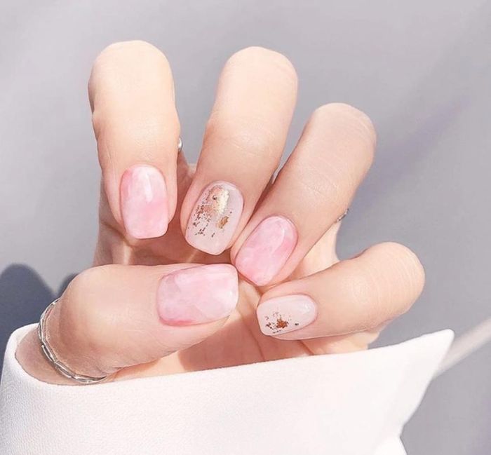 Kiểu vẽ móng vân đá cũng khá tôn da mà lại lạ mắt.