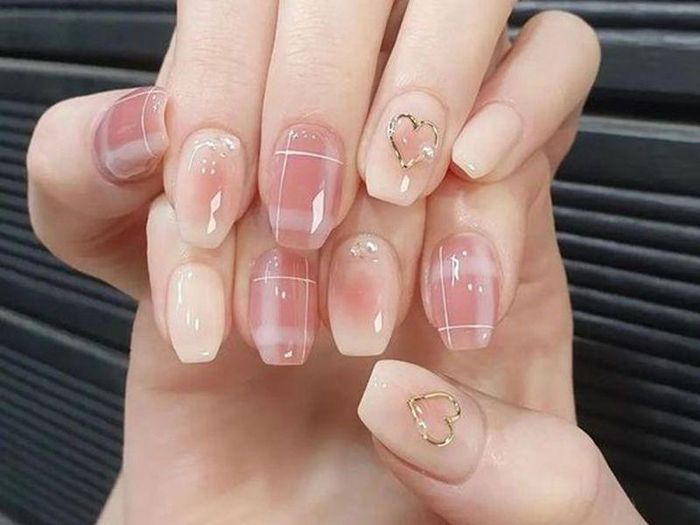 Mẫu nail đơn giản màu hồng cho đôi bàn tay thêm lấp lánh.