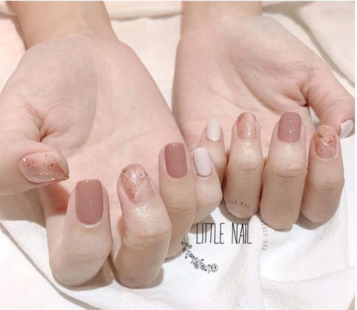 Ngoài sắc nude tây tây chủ đạo thì những chi tiết trang trí trên móng lấp lánh như ánh sao cũng giúp bàn tay thêm nổi bật. Ảnh: Little Nail