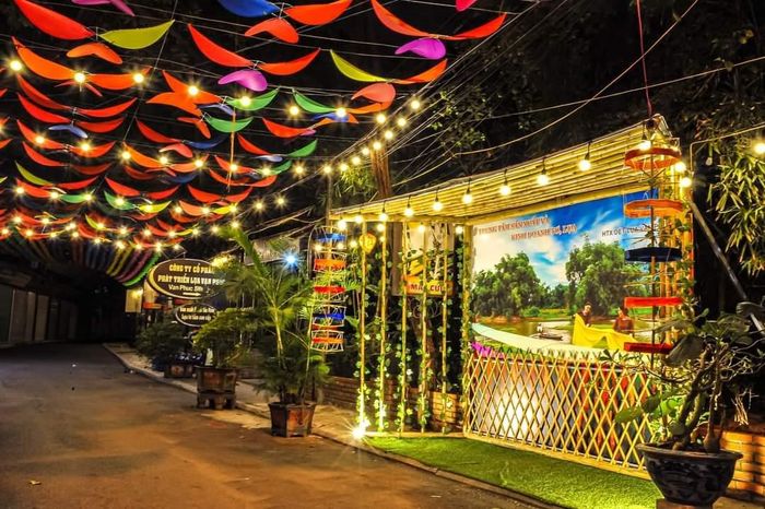 Tuyến phố lụa và chợ lụa được trang trí đẹp mắt, là điểm check in hấp dẫn du khách.