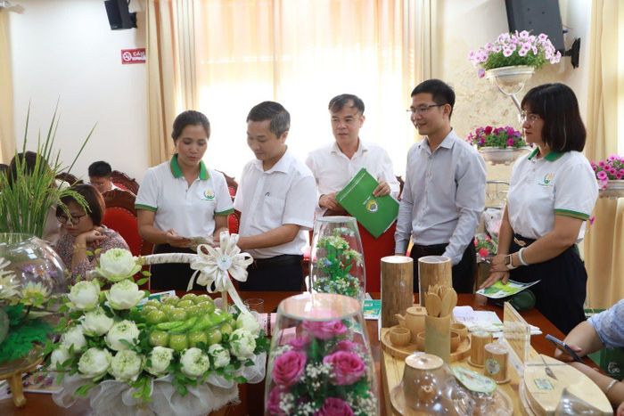 Hội đồng đánh giá, phân hạng sản phẩm OCOP huyện kiểm tra chất lượng sản phẩm.