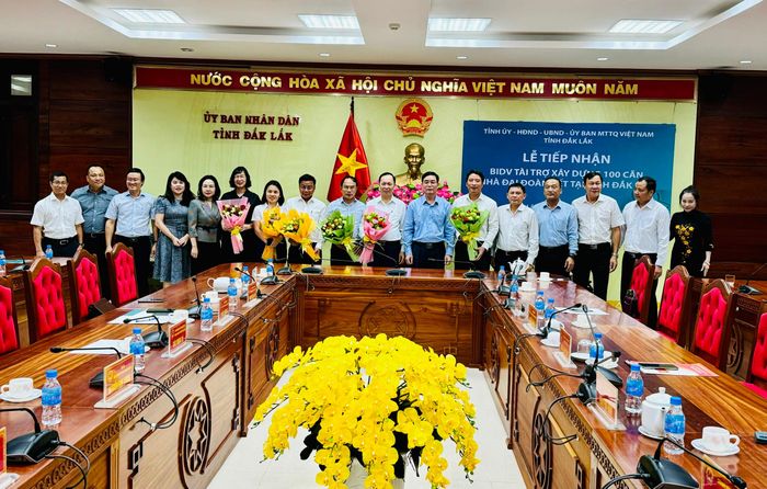 Lãnh đạo tỉnh Đắk Lắk tặng hoa các đơn vị tài trợ.