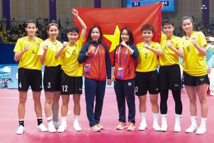 Béo (số 2), Zô (số 12), Mun (số 11) và Tũn (số 4) cùng các đồng đội sau khi giành tấm HCV nội dung đội tuyển 4 nữ tại ASIAD 19. ẢNH: Đoàn TTVN