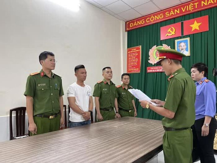 Ngọc Trinh và Xuân Đông tại trụ sở công an, nghe lệnh tạm giam từ phía Công an TP. HCM