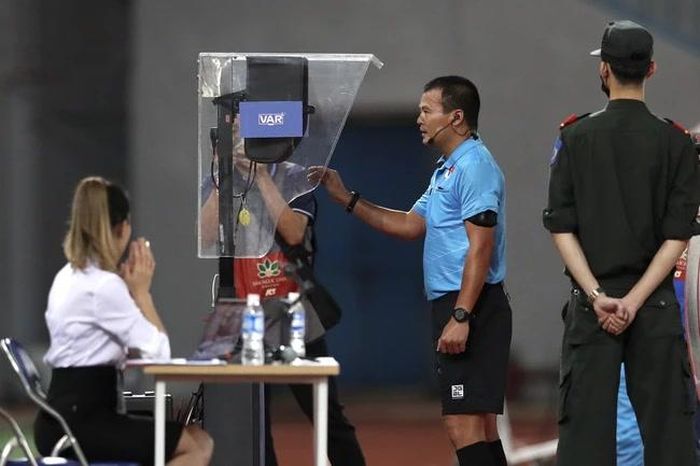 Trận đấu gián đoạn 10 phút vì trọng tài phải kiểm tra VAR. Ảnh: Hoàng Linh
