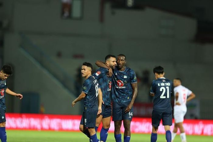 Jairo thay đổi từ trung vệ lên tiền đạo để giúp HAGL lấy được 1 điểm rời Lạch Tray. Ảnh: Hoàng Linh