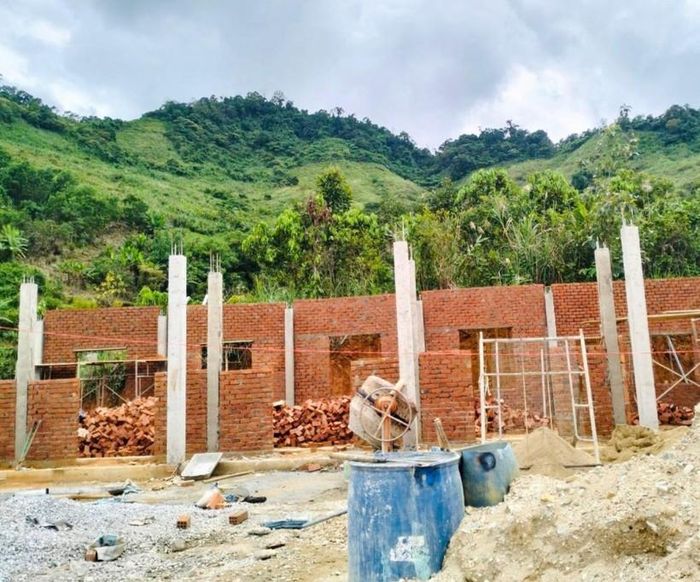 Công trình 2 phòng học và 1 phòng công vụ đang được khẩn trương xây dựng tại điểm trường Ông Bình, Trường PTDTBT Tiểu học Trà Dơn (Nam Trà My).