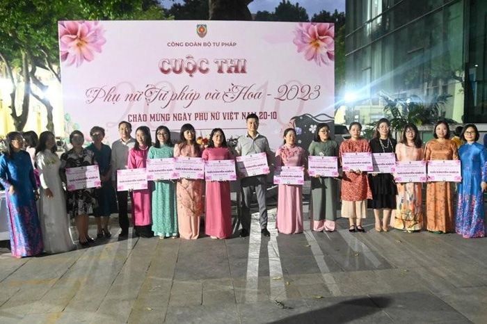 Trao giải cho các đội thi.