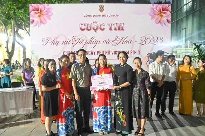 Trao giải cho đội thi.
