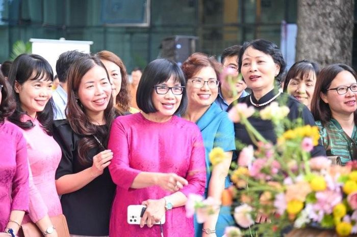 Thứ trưởng Bộ tư pháp Đặng Hoàng Oanh động viên đội thi.