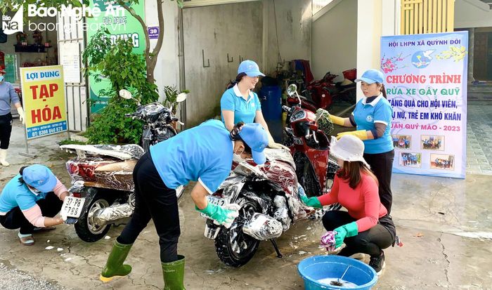 Cán bộ Hội LHPN xã Quỳnh Đôi (huyện Quỳnh Lưu) tổ chức rửa xe, gây quỹ để hỗ trợ phụ nữ và trẻ em có hoàn cảnh khó khăn. Ảnh: CTV
