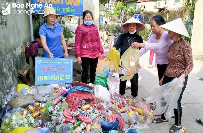 Cán bộ, hội viên Hội LHPN thị trấn Con Cuông thu gom phế liệu gây quỹ hỗ trợ phụ nữ và trẻ em nghèo, có hoàn cảnh khó khăn. Ảnh: CSCC
