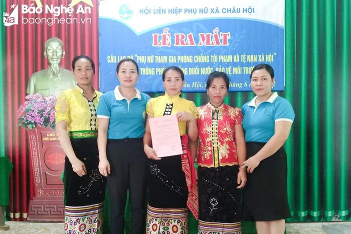Hội LHPN xã Châu Hội (huyện Quỳ Châu) ra mắt câu lạc bộ "Phụ nữ tham gia phòng, chống tội phạm và tệ nạn xã hội; truyền thống phòng chống đuối nước, bảo vệ môi trường". Ảnh: CSCC