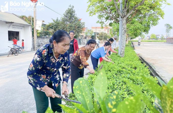 Hội viên, phụ nữ xã Quỳnh Đôi tham gia tạo cảnh quan nông thôn: xanh - sạch - đẹp. Ảnh: M.H