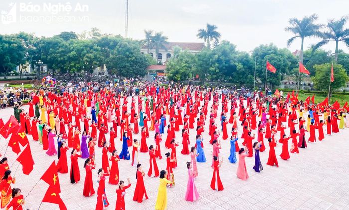 Màn nhảy dân vũ chào mừng kỷ niệm 93 năm Ngày thành lập Hội LHPN Việt Nam và 13 năm Ngày Phụ nữ Việt Nam của Hội LHPN xã Quỳnh Đôi (huyện Quỳnh Lưu). Ảnh: CTV