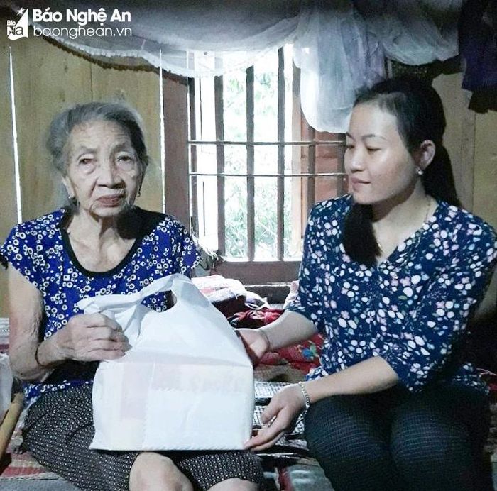 Cán bộ Hội Phụ nữ xã Châu Hội (huyện Quỳ Châu) tặng quà cho hội viên phụ nữ khó khăn. Ảnh: CSCC