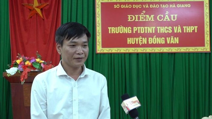 Thầy Đặng Quốc Hoàng Huân chia sẻ về công tác phối hợp giữa nhà trường và Đồn biên phòng đối với các em thuộc chương trình con nuôi Đồn biên phòng