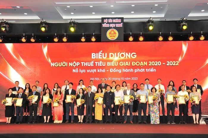  Bộ trưởng Bộ Tài chính Hồ Đức Phớc và Tổng cục trưởng Tổng cục Thuế Mai Xuân Thành trao giấy khen cho người nộp thuế tiêu biểu. 