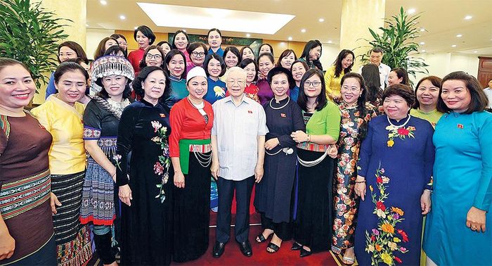 Tổng Bí thư Nguyễn Phú Trọng cùng các đồng chí Lãnh đạo Đảng, Nhà nước trong buổi gặp mặt các nữ đại biểu Quốc hội Khóa XV. Ảnh: Trí Dũng