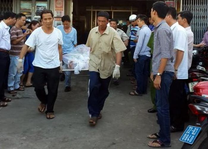 Cơ quan chức năng đưa thi thể anh Ngân ra khỏi hiện trường về bệnh viện để khám nghiệm