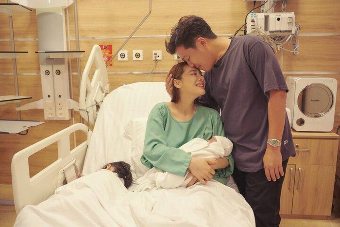 Trường Giang lo lắng khi bà xã vượt cạn mà anh không thể ở bên cạnh.