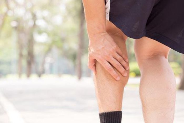 Uống không đủ nước khi đi bộ dễ khiến cơ thể mệt mỏi và bị chuột rút.