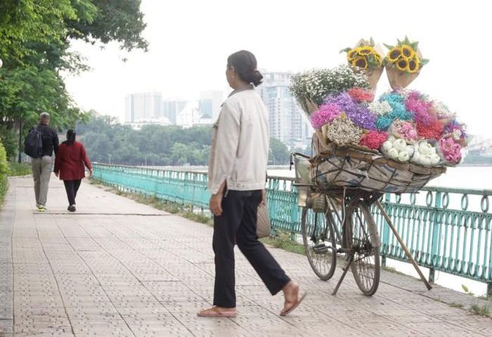 Tần ngần trở về chỗ ngồi khi đôi khách Tây đã rời đi